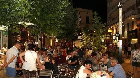 El centre de Mollerussa es rendeix a la gran nit comercial