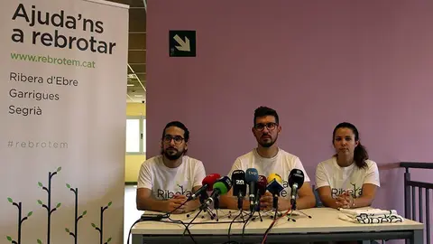 Membres de la plataforma Rebrotem en la roda de premsa en què han presentat una campanya de crowfunding
