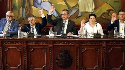 Presidència de la Diputació votant en un dels punts del primer Ple de cartipàs