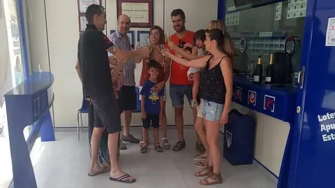 Marta Barcala amb alguns dels afortunats guanyadors