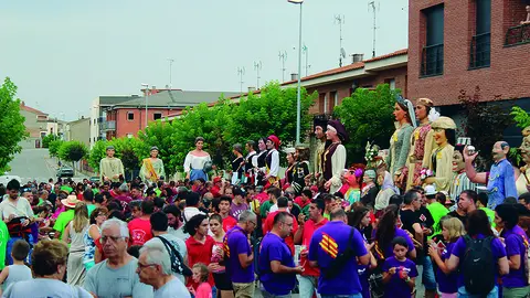 La plantada dels gegants a la plaça del Raval de Golmés
