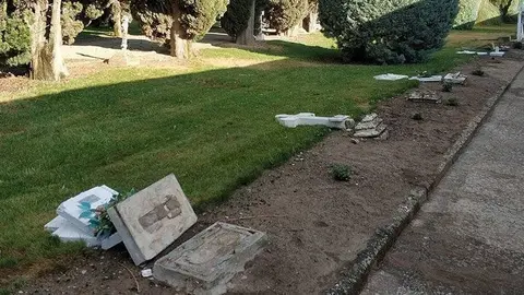 Les creus malmeses en el cementiri del Palau d'Anglesola