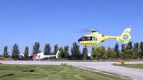 Un helicòpter del SEM aterra a l'heliport del Parc de Bombers de Lleida