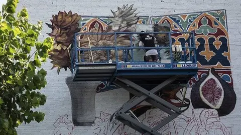 Nicolás Romero treballant en el mural a l'avinguda Duran i Sanpere de Cervera