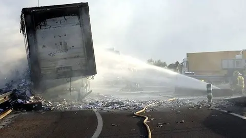 Els bombers apagant el camió  incendiat a l'A-2