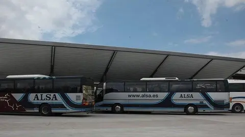 Autocars d'Alsa en la parada d'autobusos de Mollerussa