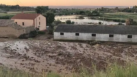 L'aigua del canal d'Aragó i Catalunya inunda terrenys propers