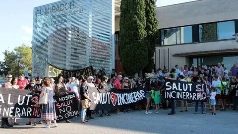 Protesta dels detractors al projecte de Nova Tracjusa, davant del Consell Comarcal
