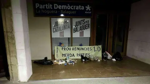 Deixalles davant la seu del PDeCAT de Balaguer