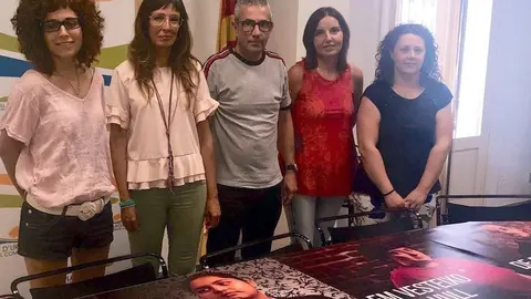 El president del Consell Comarcal del Pla d'Urgell, Rafel Panadés, amb responsables comarcals de Joventut, d'Atenció a les Persones i de l'Oficina Jove, darrera d'alguns dels cartells de la campanya, el 6 d'agost del 2019. (Horitzontal)