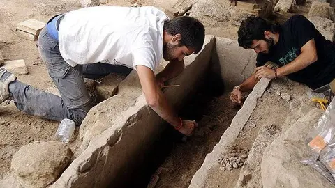 Arqueòlegs treballant en la descoberta de l'esquelet d'un cos de l'època tardo-romana