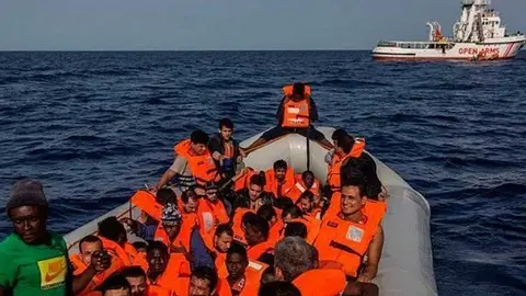 El vaixell Open Arms en una de les accions de rescat