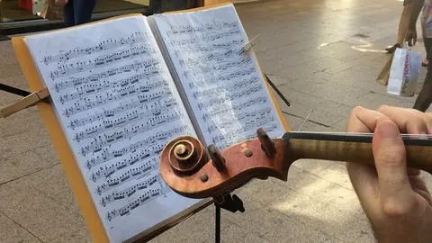 La partitura d'un violinista al carrer Major