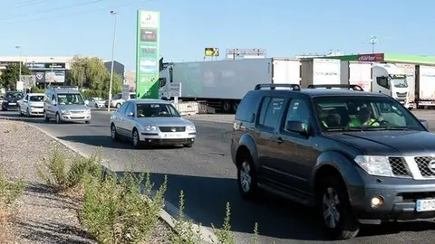 Alguns dels vehicles participants iniciant la marxa lenta, a l'àrea de servei de Torrefarrera, el 14 d'agost del 2019. (Horitzontal)