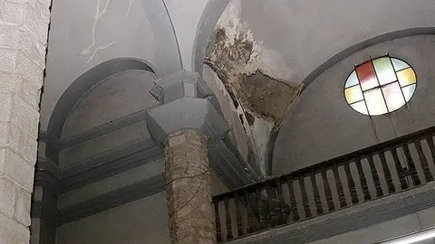 Part esfondrada del fals sostre de l'església del Palau d'Anglesola