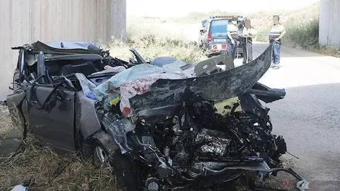 L&#39;estat del cotxe que ha caigut per un pont de més de cinc metres per l&#39;A-2 a Bell-lloc