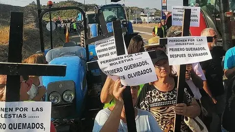 Manifestants tallant la C-12 a Flix. el 25 d'agost