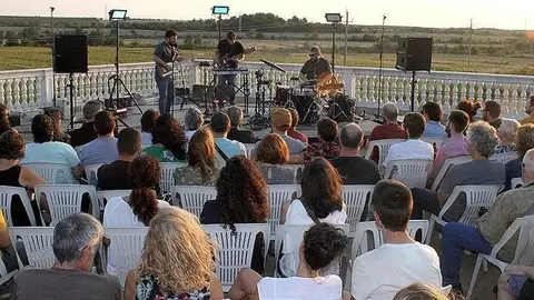 Concert de Pau Vallvé al terrat de Cal Trepat (1)