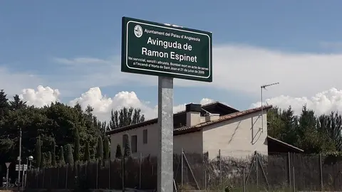 Placa en la qual es pot veure el nom de la nova avinguda Ramon Espinet