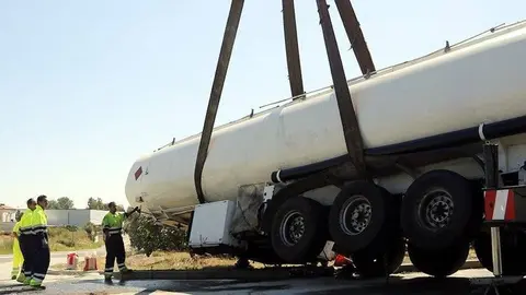 Una grua l'aixeca la cisterna del camió accidentat a Alguaire