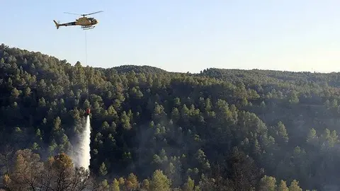 Helicòpter deixant anar una càrrega d'aigua en l'incendi a Cervià de les Garrigues