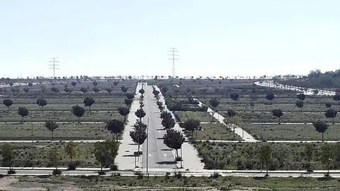 Terrenys on es projecta el parc comercial a Torre Salses ©Territoriscat