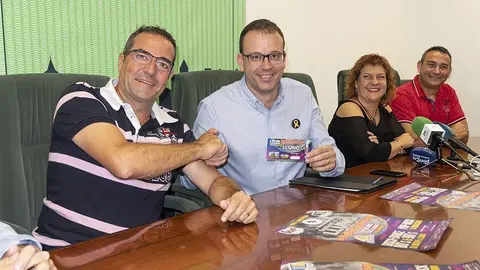 Els organitzadors de la BigFestMollerussa lliuren l'entrada 0001 a l'alcalde Marc Solsona