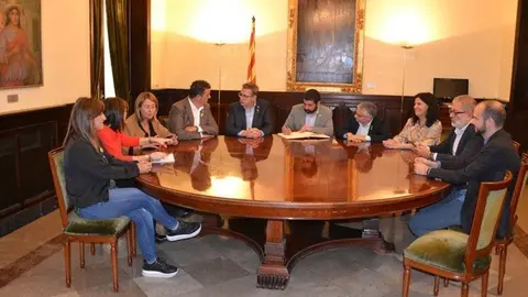 Pla general de la reunió que s'ha dut a terme a la Diputació de Lleida en el marc de la visita del conseller de Treball, Afers Socials i Família, Chakir el Homrani. Imatge facilitada per la Diputació de Lleida el 3 d'octubre de 2019 (Horitzontal).