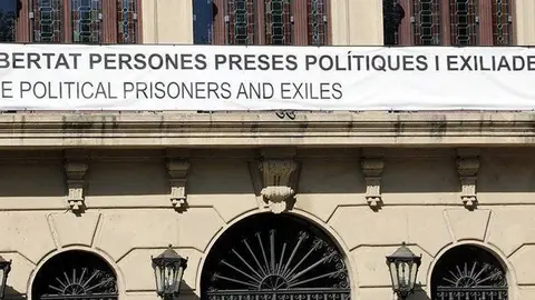Pla mitjà on es pot veure la pancarta de suport als polítics independentistes empresonats i als exiliats que penja a la façana de la Paeria, el 2 d'octubre de 2019. (Horitzontal)