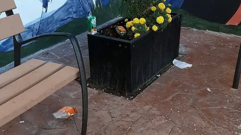 Restes de brossa en una plaça de Linyola