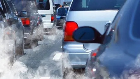 Contaminació del medi ambient a causa del combustible d'un cotxe