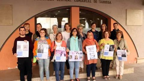 Representants de les entitats promotores del procés participatiu amb l&#39;alcaldessa de Tàrrega, Alba Pijuan, davant la biblioteca comarcal - ACN
