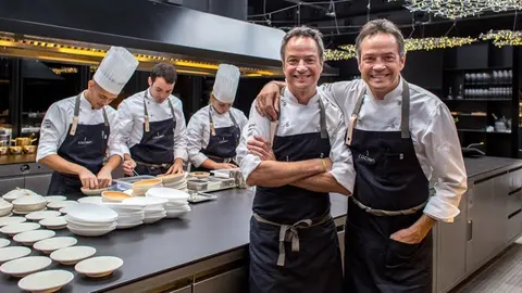 Javier i Sergio Torres a la cuina del seu restaurant a Barcelona