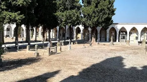 Espais en el cementiri de Bellpuig