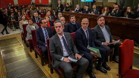 GRAF5715. MADRID, 12/02/2019.- Los doce líderes independentistas acusados por el proceso soberanista catalán que derivó en la celebración del 1-O y la declaración unilateral de independencia de Cataluña (DUI), en el banquillo del Tribunal Supremo al inicio del juicio del "procés". En la imagen de izda. a dcha. en el último banco la exconsejera de Gobernación Meritxell Borrás (i); el exconsejero de Empresa de la Generalitat Santiago Vila (c) y el exconsejero de Justicia Carles Mundó (d). Segundo banco, la exconsejera de Trabajo Dolors Bassa (i); la expresidenta del Parlament Carmen Forcadell (c) y el presidente de Ómnium Cultural, Jordi Cuixart (d); Tercer banco el exconsejero de Territorio y Sostenibilidad Josep Rull (i); el exconsejero de Presidencia Jordi Turull (c) y el presidente de de la Asamblea Nacional Catalana, Jordi Sánchez (d). Primer banco, el exconsejero de Interior Joaquim Form (i); expresidente de la Generalitat Raül Romeva (c) y el expresidente de la Generalitat Oriol Junquera (d). EFE/Emilio Naranjo ***POOL***