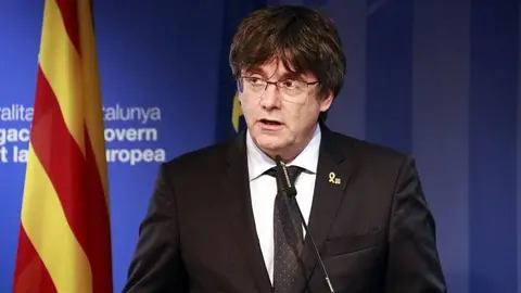 Pla mitjà de l'expresident Carles Puigdemont durant la compareixença a la a la Delegació del Govern davant la UE després de conèixer la sentència del Tribunal Suprem, el 14 d'octubre del 2019. (Horitzontal)