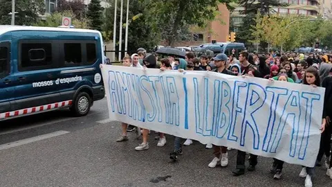 Els participants en la manifestació de Lleida de rebuig a la sentència del Suprem, passant a prop de la comissaria de la policia de l'Estat, custodiada pels Mossos el 14 d'octubre del 2019. (Horitzontal)