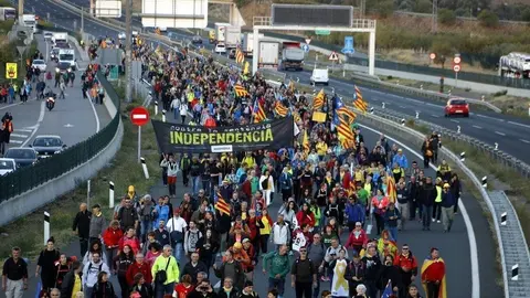 Pla mitjà on es poden veure participants a la Marxa per la Llibertat que ha sortit de Tàrrega, a l&#39;A-2, a l&#39;alçada de Fonolleres, el 16 d&#39;octubre de 2019. (Horitzontal)