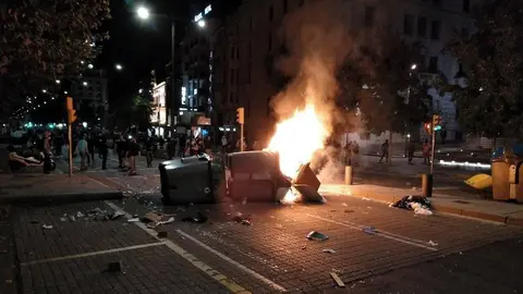 Imatge dels manifestants després de muntar una barricada i incendiar un contenidor a Lleida, el 15 d'octubre del 2019. (Horitzontal)