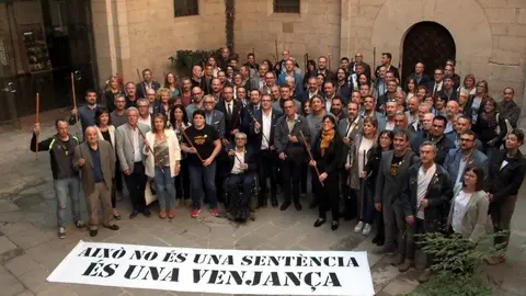 Pla general d'alcaldes i regidors lleidatans que han volgut fer visible el seu rebuig a la sentència del Suprem contra els líders independentistes. Imatge del 15 d'octubre del 2019. (Horitzontal)