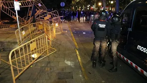Pla general on es poden veure mossos antidisturvis al davant de manifestants a l'alçada de la subdelegació del govern espanyol a Lleida, el 15 d'octubre de 2019. (Horitzontal)