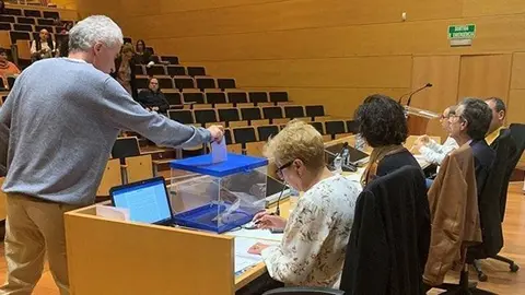 Un moment de la votació, durant el Claustre extraordinari de la UdL, celebrat el 17 d'octubre del 2019. (Horitzontal)