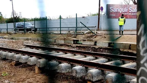 Pla general de les vies del tren a Salou afectades per roques i branques després de la riada. Imatge del 23 d'octubre del 2019 (horitzontal)