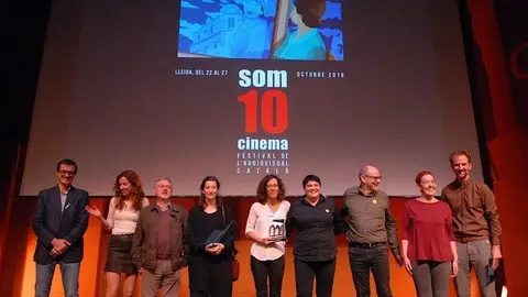 Premiats del Som Cinema 2019 amb les autoritats i membres del jurat.