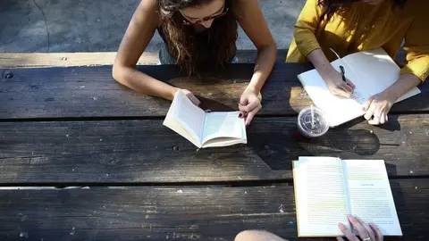 grup associació activitats lectura llibres oci unsplash