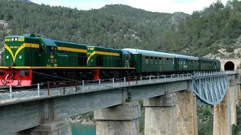 El Tren dels Llacs històric, en el trajecte entre Lleida i la Pobla de Segur