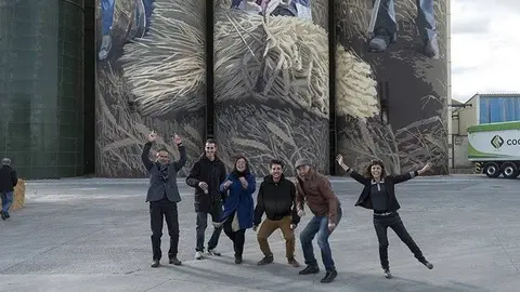 Els artistes i impulsors del mural a les sitges de cooperativa