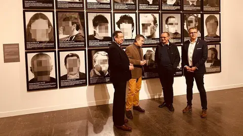 Ramon Farré, Joan Talarn, i Miquel Pueyo visiten l&#39;exposició de Santiago Sierra