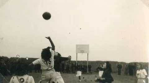Document120-Seccio-femenina-1943-4.jpg_1291221342