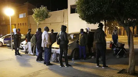 Un grup de persones esperant a ser traslladades a la Manreana